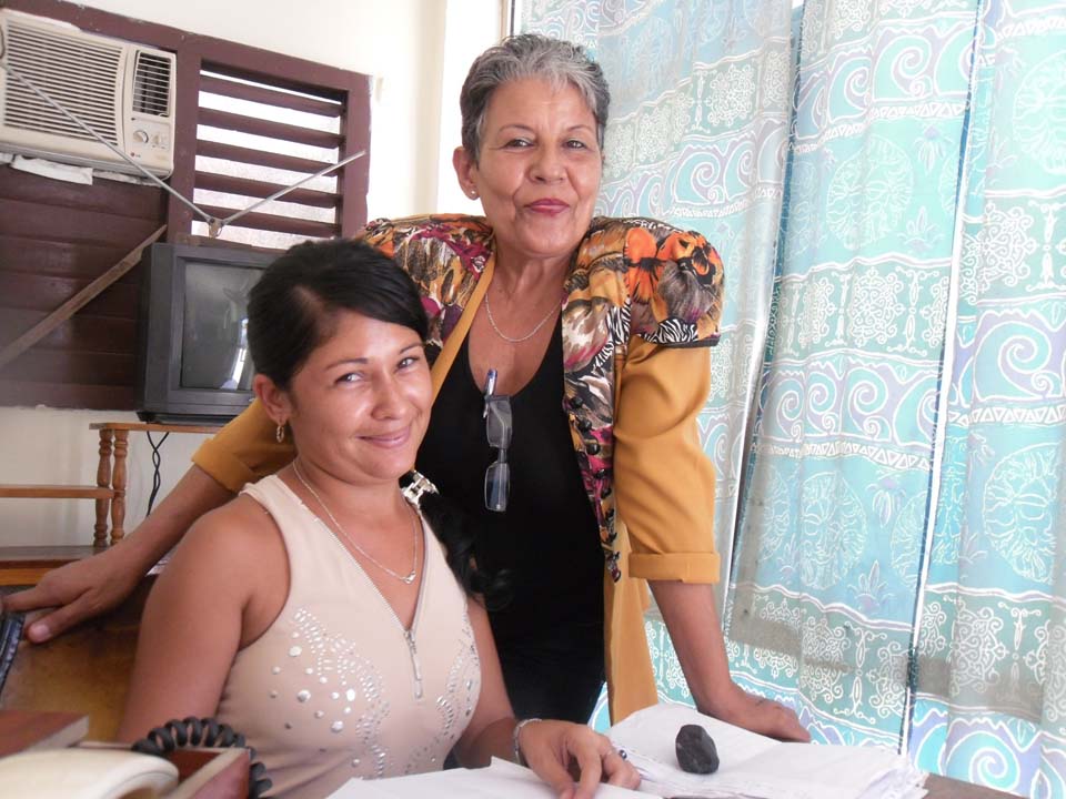 Junto a la estelar locutora Rosa María Castro Coll (ya jubilada) // Foto Marlene Herrera (Archivo)