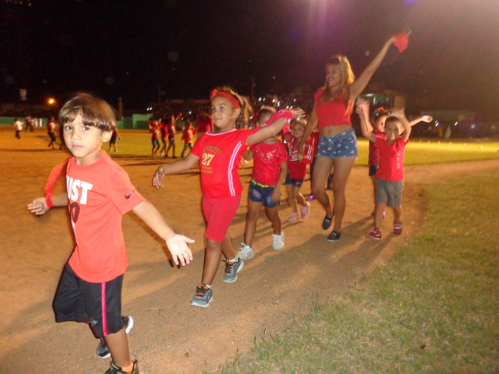 Los niños de los círculos infantiles presentes en la gala // Foto Marlene Herrera