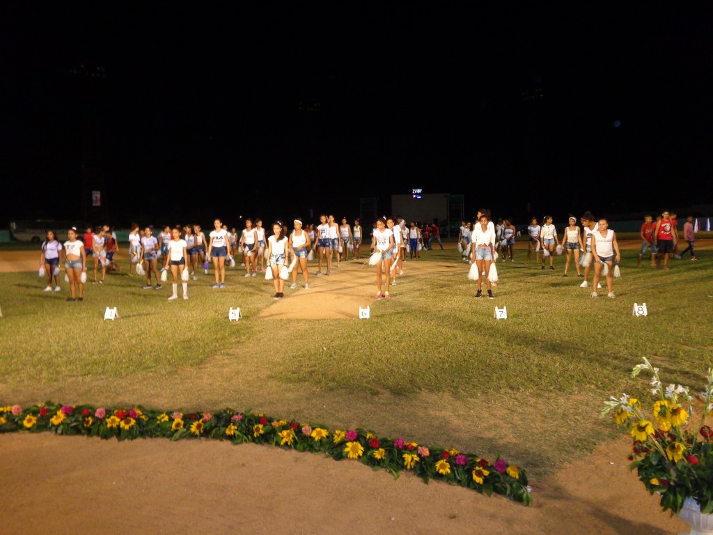 Presentación de tabla gimnástica de estudiantes de secundaria básica // Foto Marlene Herrera