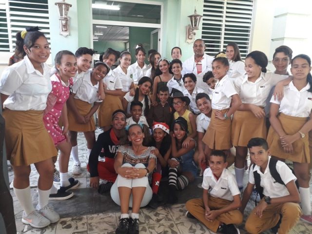 Colectivo pioneril de la ESBU Manuel Fajardo Rivero en un verdadero gesto de amor // Foto Eliexer Pelaez Pacheco