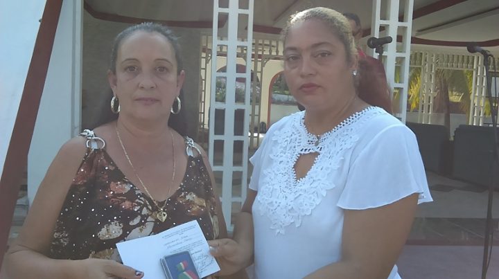 Mariuska Fonseca Núñez, Secretaria del Sindicato de Trabajadores de la Construcción en Manzanillo entrega la distinción Armando Mestre a obrera del sector // Foto Eliexer Pelaez Pacheco