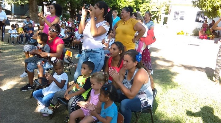 Familiares de los pequeños disfrutaron de la actividad // Foto Eliexer Pelaez Pacheco