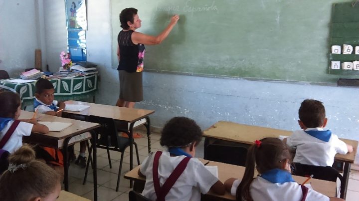 Jubilados reincorporados mantienen la cobertura docente en Manzanillo // Foto Eliexer Pelaez Pacheco