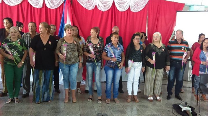 33 educadores recibieron la Medalla José Tey // Foto Eliexer Pelaez Pacheco