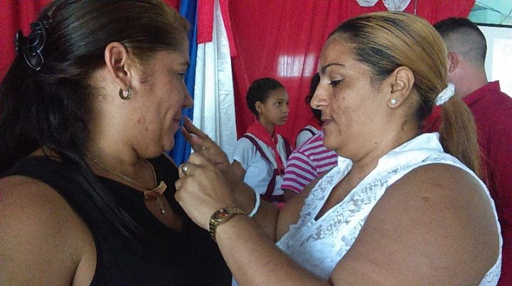 Educadora destacada recibe la Distinción por la Educación Cubana // Foto Eliexer Pelaez Pacheco