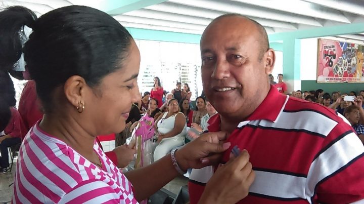 Educador Leonel Rosales Peláez recibe la Distinción por la Educación Cubana // Foto Eliexer Peláez Pacheco