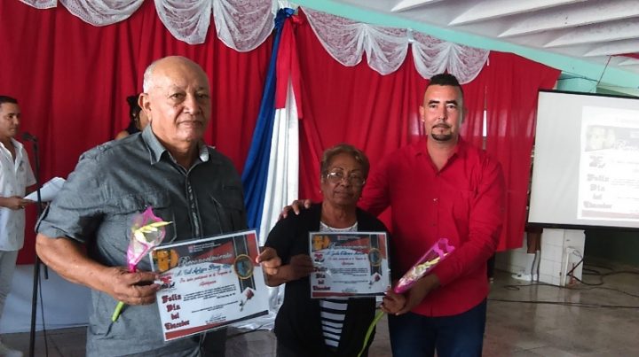 Manzanilleros protagonistas de la campaña de alfabetización reciben reconocimientos // Foto Eliexer Pelaez Pacheco