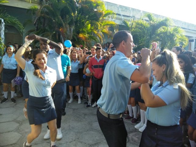 Profesores vestidos como sus alumnos bailan y comparten con sus educandos // Foto Eliexer Pelaez Pacheco