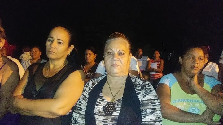 Raiza Prohenza Roja, miembro del secretariado provincial de los CDR que atiende la esfera de la organización, y Julia Aguilar Guerra, coordinadora de la organización en el municipio (de izquierda a derecha) acompañaron a los cederistas manzanilleros // Foto Eliexer Pelaez Pacheco