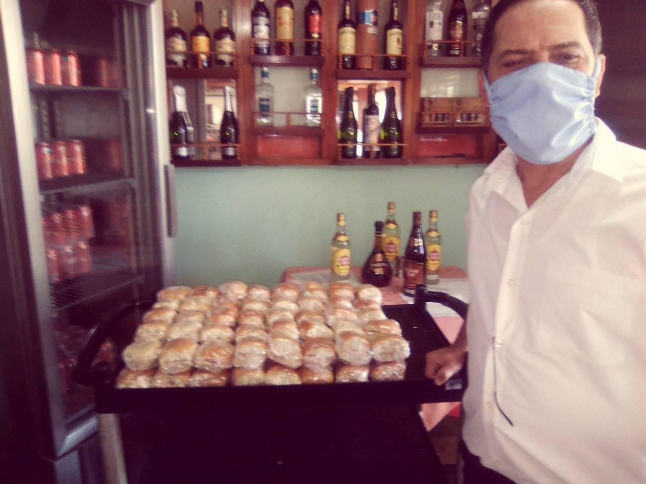 Prestos a realizar una venta de meriendas para llevar en el Hotel Guacanayabo // Foto tomada del perfil de Iosmanis Ferrer 