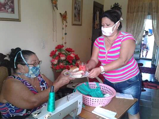 Alicia Brizuela López, hija de Sara ayuda en la atención a las costureras // Foto tomada del perfil de facebook de Alicia Brizuela López 