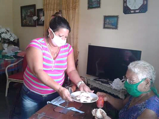 Alicia Brizuela López, hija de Sara ayuda en la atención a las costureras // Foto tomada del perfil de facebook de Alicia Brizuela López