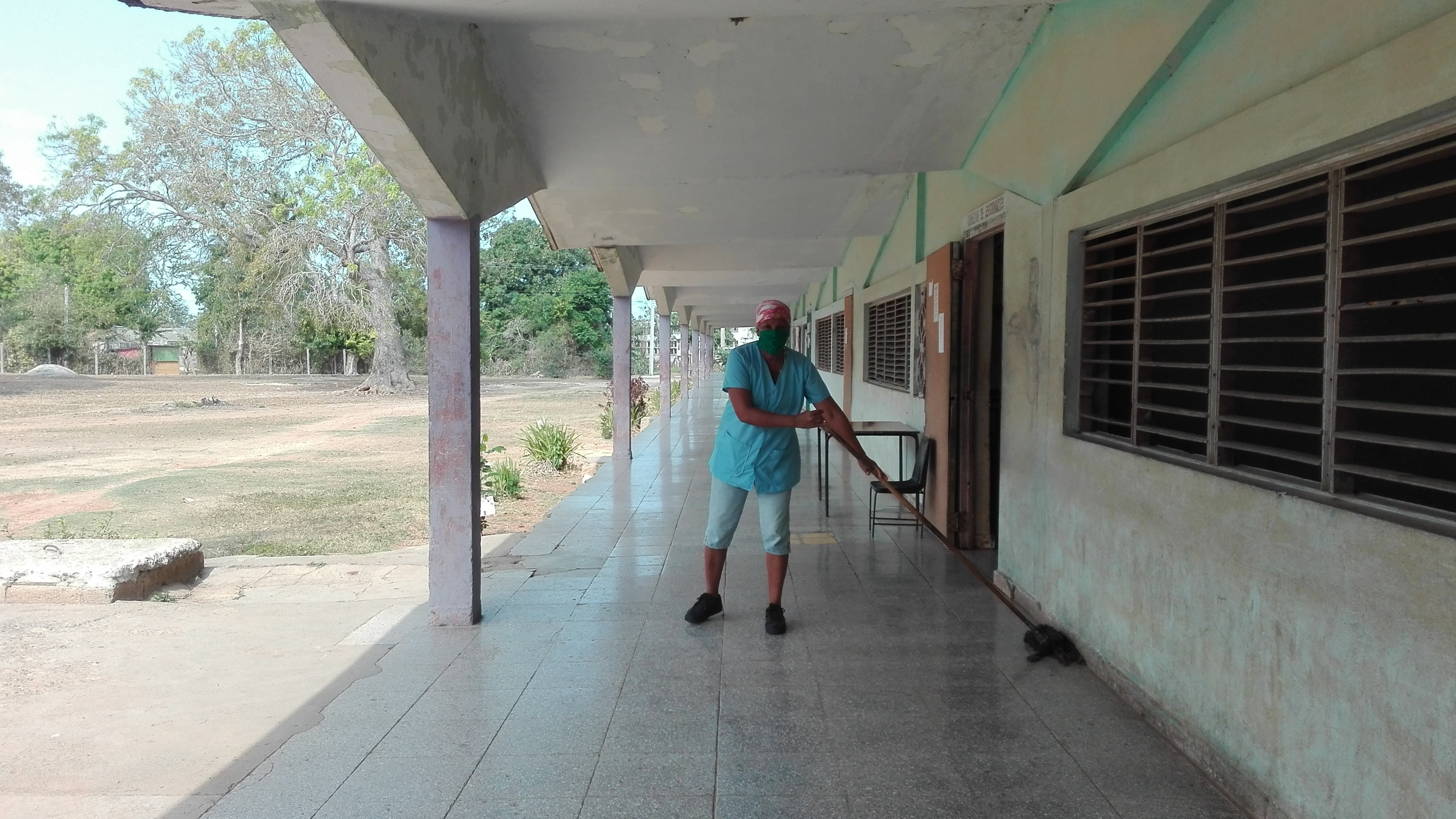 Los trabajadores del centro educacional se encargan de la limpieza // Foto Marlene Herrera