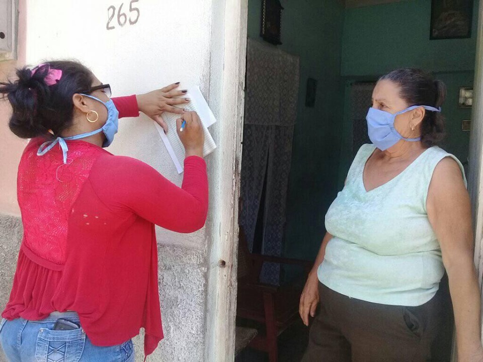 Trabajadores del Instituto del Deporte y la Recreación (INDER) en Manzanillo se suman a la tarea de ayuda a los ancianos // Foto Eliexer Pelaez
