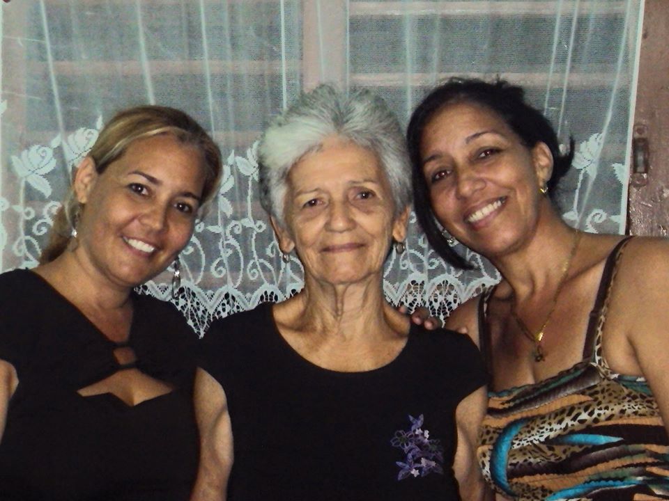 Coralia junto a su mamá y su hermana // Foto tomada de Facebook