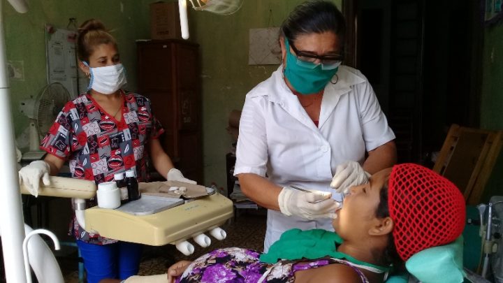 La doctora Melba Vera Aguilera junto a su técnico Marbelis se encarga de la atención estomatológica de las gestantes // Foto Eliexer Pelaez Pacheco