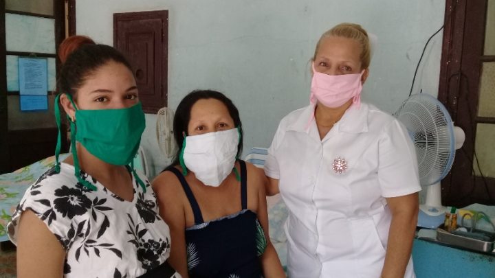 Yulenia Sánchez Morilla y María Zequeira Ramírez, ambas gestantes con embarazo gemelares junto a la enfermera Marisol Díaz // Foto Eliexer Pelaez Pacheco