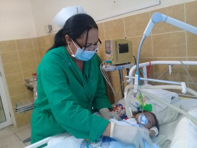 María Rosa Pérez Peña, enfermera de la UCI en el pediátrico manzanilleros, trabaja por el bienestar de sus pacientes./Foto Lilian Salvat Romero