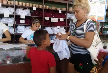 Se pretende garantizar el uniforme para aquellos estudiantes que reinicien sus estudios en cualquiera de nuestras educaciones // Foto Denia Fleitas Rosales (De Archivo