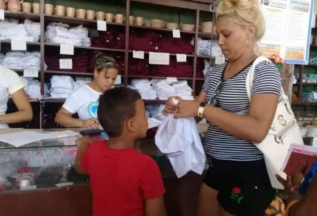  Se pretende garantizar el uniforme para aquellos estudiantes que reinicien sus estudios en cualquiera de nuestras educaciones // Foto Denia Fleitas Rosales (De Archivo