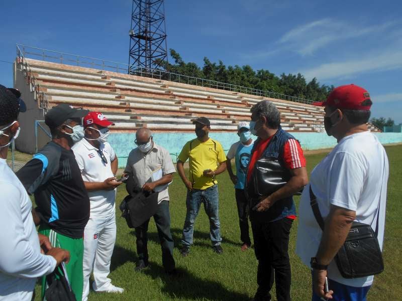 Visita el estadio de Manzanillo director nacional de béisbol // Foto Alexis Sánchez Jerez.