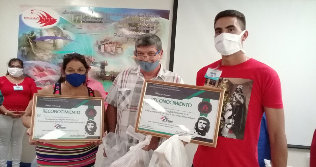 Marja Tasis Besga y Luis César Ramírez premios Relevantes de la comisión 1 //Foto Eliexer Pelaez Pacheco