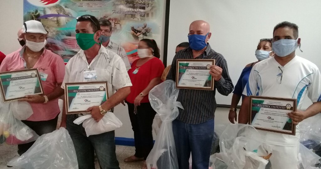 Premiados con la categoría de Destacados en la comisión 1 //Foto Eliexer Pelaez Pacheco