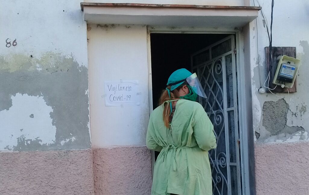 Hasta la vivienda del caso positivo a Covid-19 llegan los diferentes especialistas para evaluar las condiciones de salud de la paciente, con un primer PCR negativo, y sus contactos intradomiciliarios // Foto Denia Fleitas Rosales