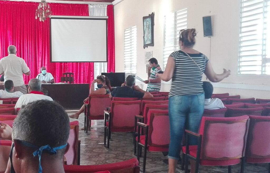En la reunión del Grupo Temporal en Manzanillo, la doctora Graciela Román Santiesteban, directora municipal de Higiene y Epidemiología, actualiza la situación respecto a la #COVID19 en el municipio // Foto Marlene Herrera