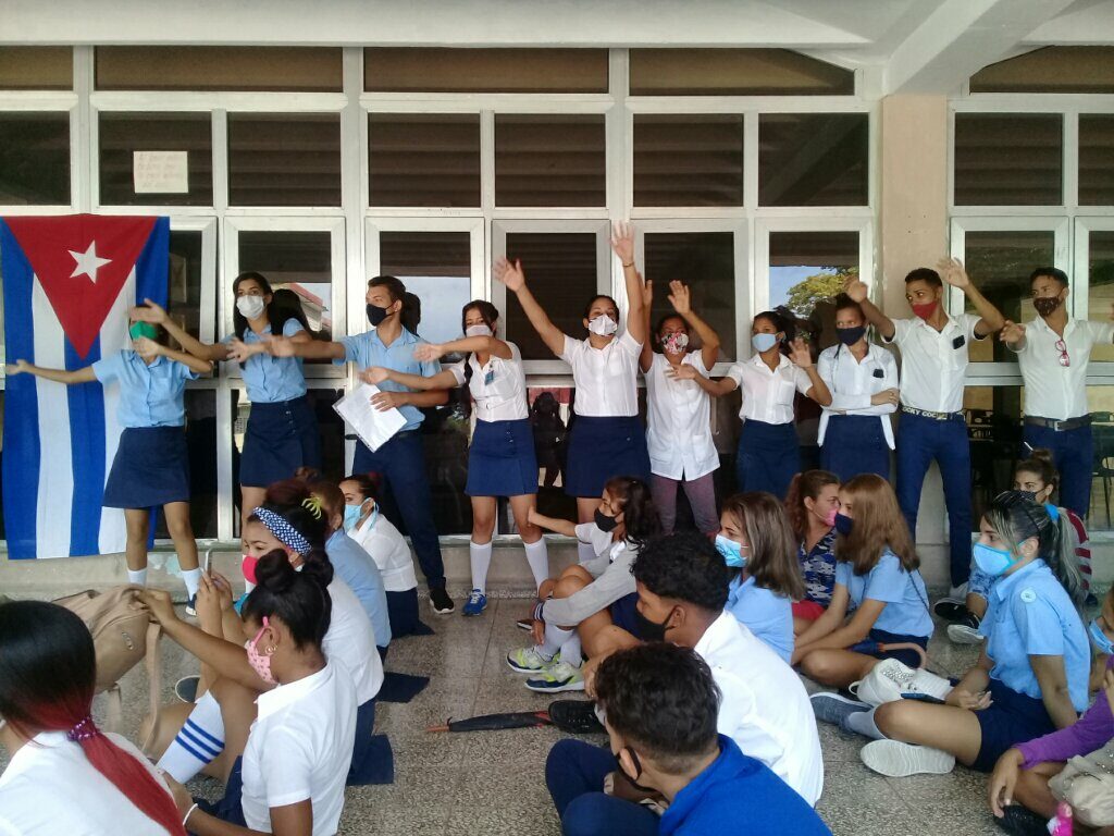Al ritmo de la música los estudiantes manzanilleros asumieron como propio el canto comprometido con la Revolución // Foto Denia Fleitas Rosales