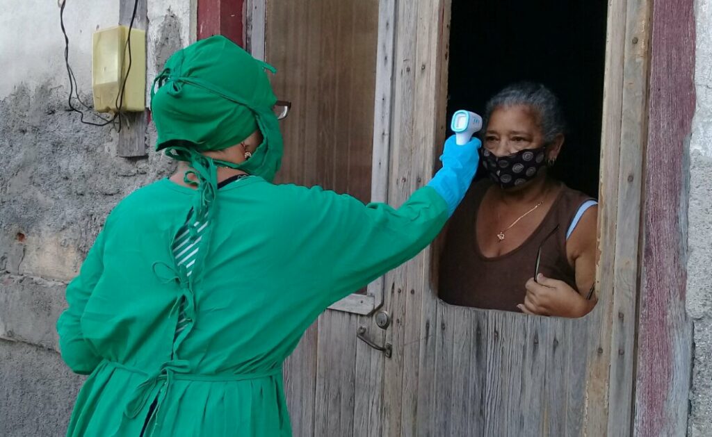 La enfermera María Rosa Nápoles comprueba el estado de la paciente Mirian Fonseca // Foto Denia Fleitas Rosales