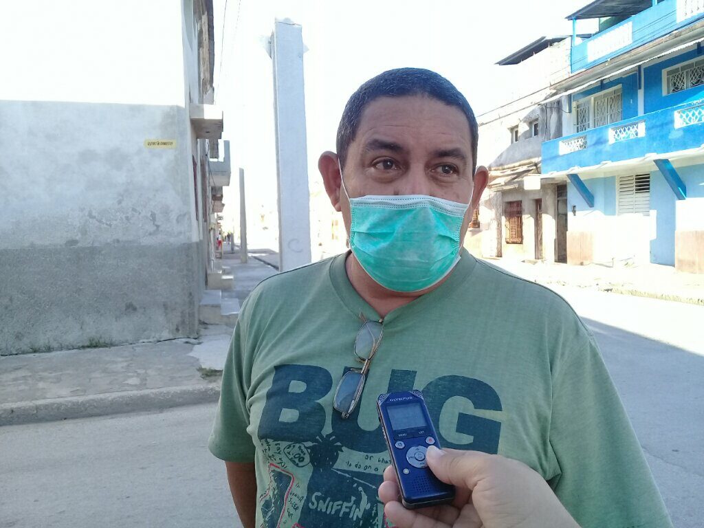 José Santana Navea, vecino de la dirección donde se localiza el cuarto caso positivo importado de Manzanillo// Foto Denia Fleitas Rosales