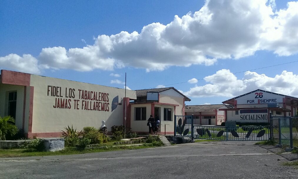 Los trabajadores de la Agustín Martín Veloz mantienen vigente el legado de Fidel // Foto Denia Fleitas Rosales