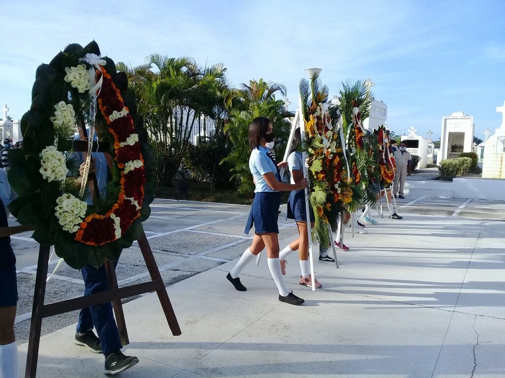 Manos jóvenes portaron las ofrendas a mártires manzanilleros // Foto Denia Fleitas Rosales