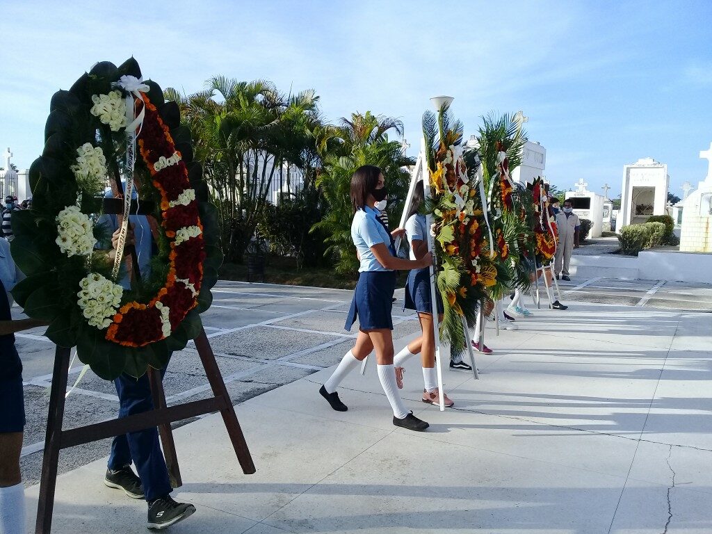 Manos jóvenes portaron las ofrendas  a mártires manzanilleros // Foto Denia Fleitas Rosales