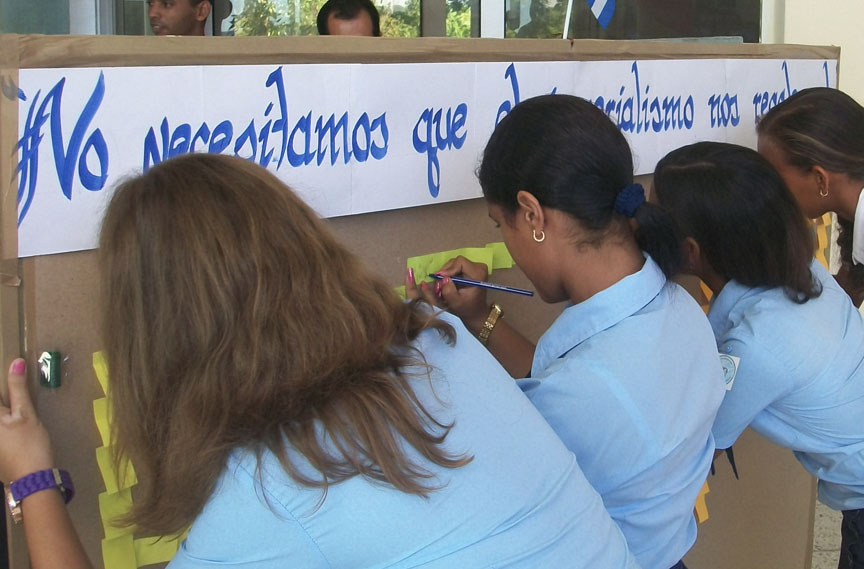 Estudiantes del IPU Micaela Riera dan su apoyo a la Revolución // Foto Roberto Mesa