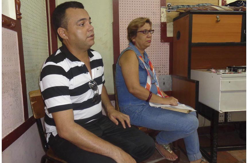 Rocles Figueroa y Clara Fuerte, miembros del jurado del Festival de la Radio durante las audiones de las obras // Foto Marlene Herrera