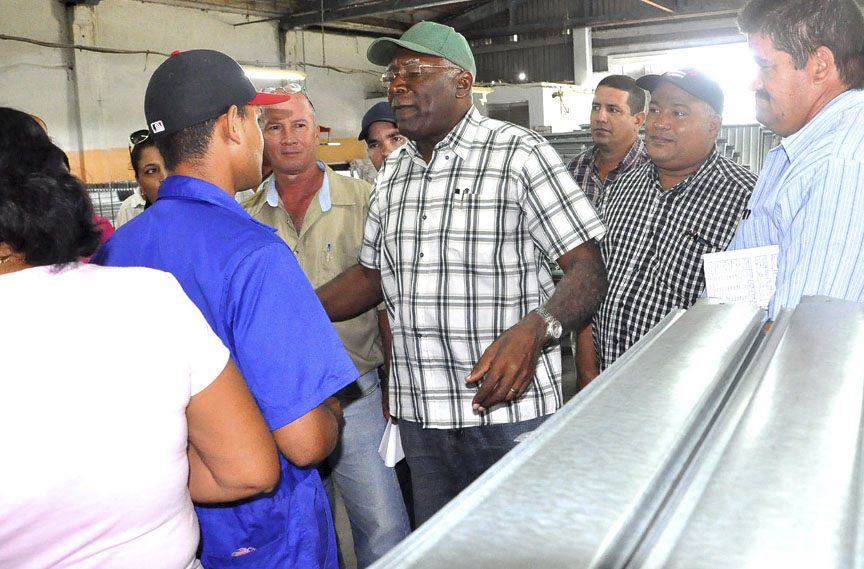 El vicepresidente del Consejo de Estado de la República de Cuba, Salvador Valdés Mesa intercambió en la Empresa de Producciones de Aluminio (PROALUM) // Foto Rafael Martínez