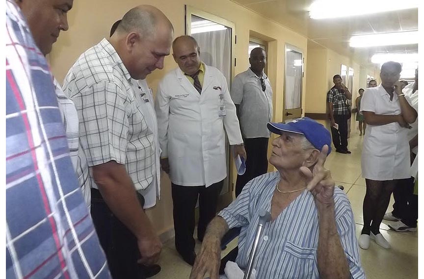 El Ministro de Salud Pública en Cuba, intercambia con pacientes del Hospital Celia Sánchez