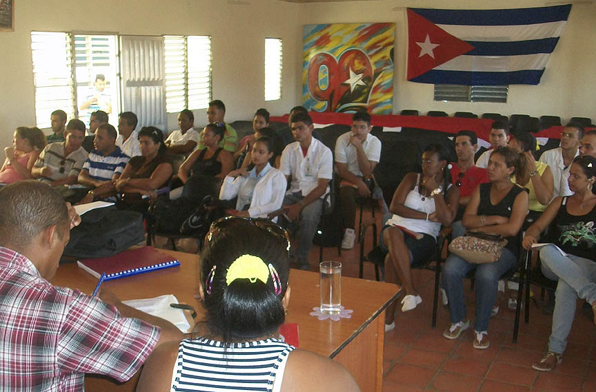 Pleno del Comité Municipal de la Unión de Jóvenes Comunistas (UJC) // Foto Roberto Mesa