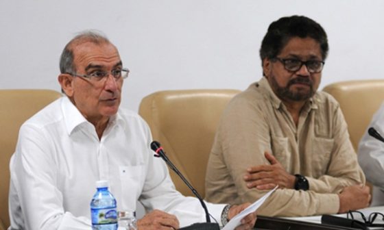 Humberto de la Calle (I), jefe de la delegación del gobierno de Colombia, junto a Iván Márquez (D), jefe del equipo negociador de las Fuerzas Armadas Revolucionarias de Colombia-Ejército del Pueblo (FARC- EP), durante la conferencia de prensa ofrecida en el Palacio de Convenciones, en La Habana, Cuba.Foto:ACN.