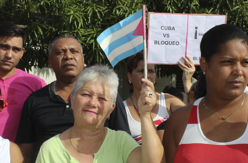 Vecinos del Consejo Popular Vuelta del Caño en contra del bloqueo // Foto Marlene Herrera