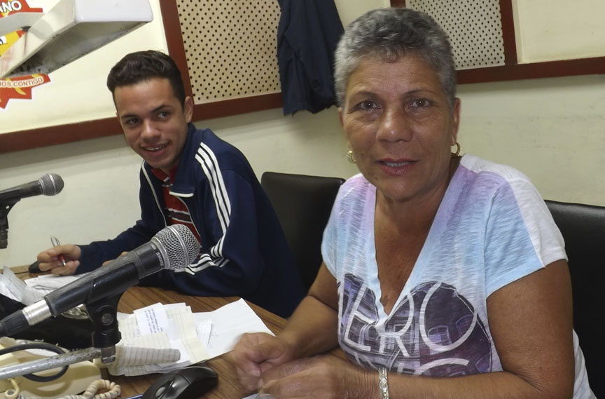 Argelia Verdecia, una de las voces que identifican a la emisora Radio Granma acompañada del joven locutor Lázaro Manuel // Foto Marlene Herrera