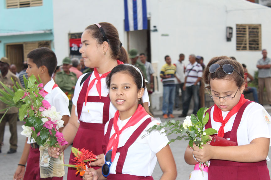 Estudiantes de las escuelas primarias con sus flores para Camilo // Foto Marlene Herrera