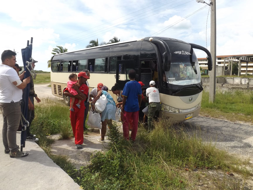 Los primeros evacuados de la zona Caño Adentro, La Rufina y Blanquizal // Foto Marlene Herrera Matos