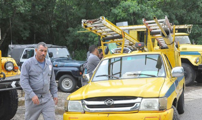 Trabajadores de la eléctrica en Granma listos para colaborar en Baracoa // Foto Rafael Martínez Arias