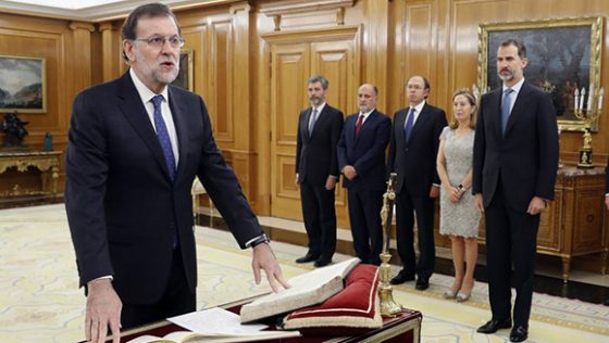 Mariano Rajoy jura el cargo ante el Rey. // Foto EFE.