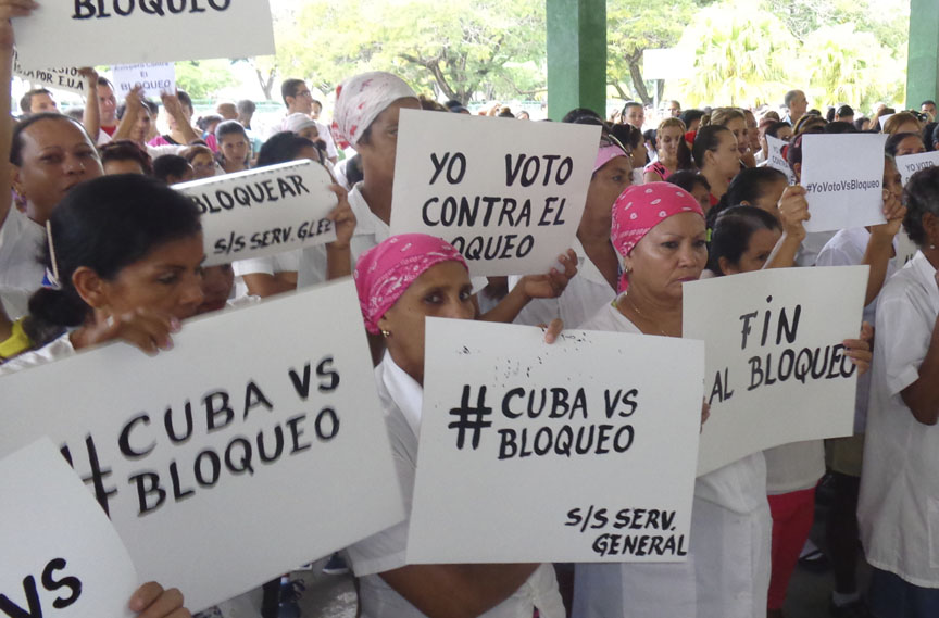 Trabajadores del Hospital Clínicio Quirúrgico Celia Sánchez rechazan el bloqueo de Estados Unidos contra Cuba // Foto Roberto Mesa