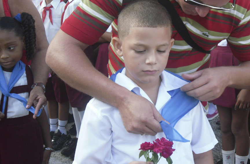 Niños reciben la pañoleta que los identifica como miembros de la OPJM // Foto Marlene Herrera (De Archivo)