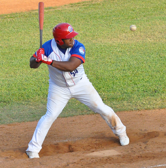 Despaigne apabulló al pitcheo yumurino / Foto Rafael Martínez Arias